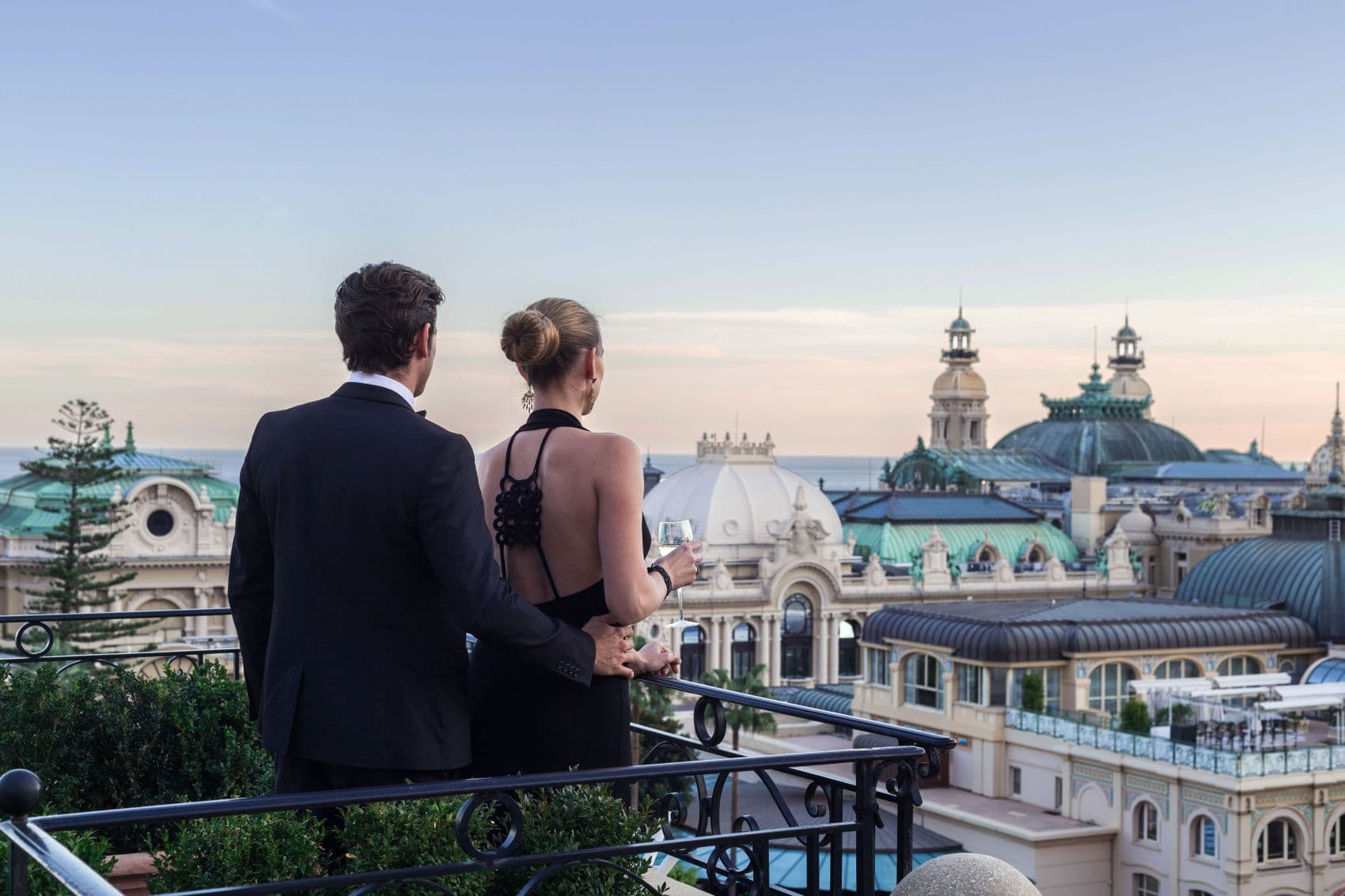 Paar auf Balkon im Hotel Metropole Monte Carlo genießt Aussicht