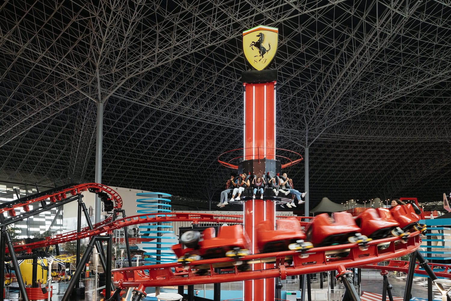 Achterbahn in der Ferrari World in Abu Dhabi. Die schnellste Achterbahn der Welt.