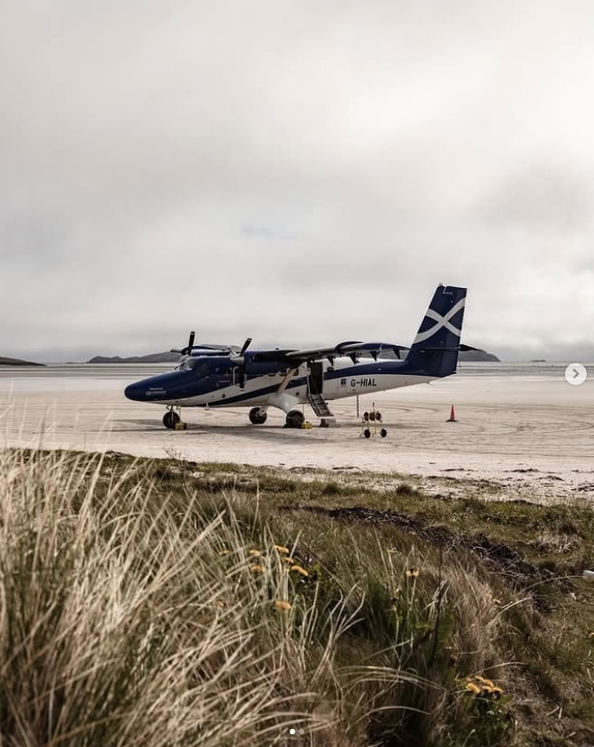 Kleinflugzeug am Strand mit schottischer Flaggenbemalung