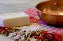 Seife, Kuperschale und tradtionell kariertes Handtuch im türkischen Hamam