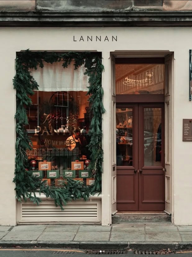 Lannan Bäckerei von außen mit Tannenschmuck.