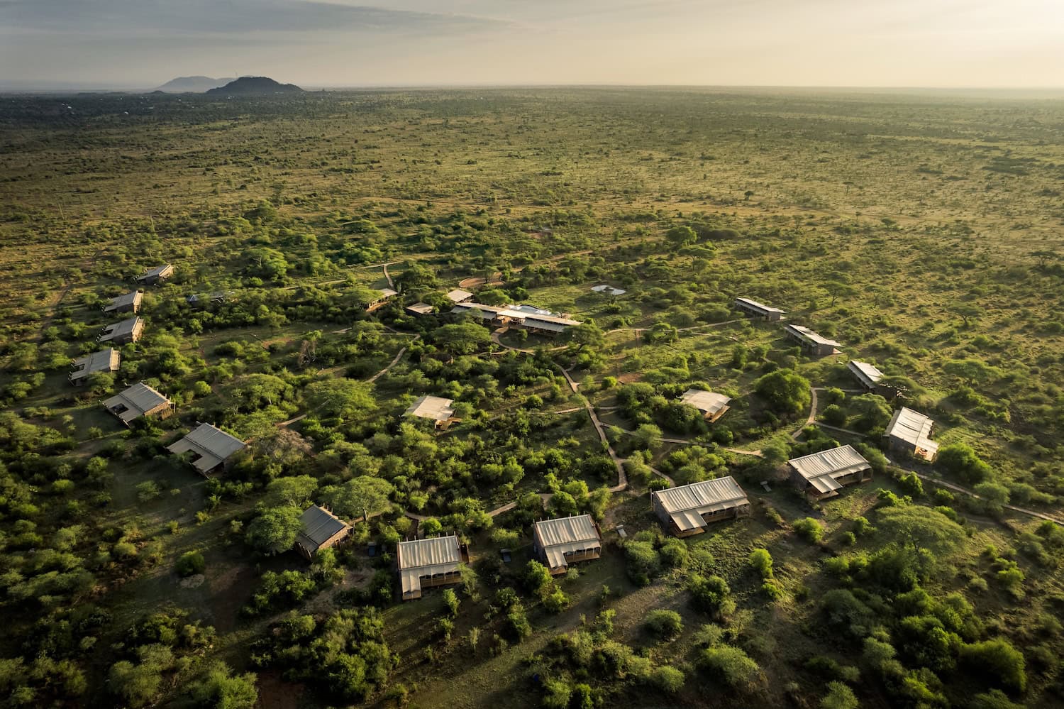 Safari Camp in der Serengeti Luftperspektive: vereinzelte Gebäude inmitten von viel Grün der Savanne
