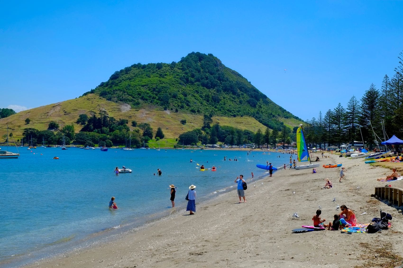 Badende am Tauranga-Strand am Fuße des Mount Maunganui in Neuseeeland 