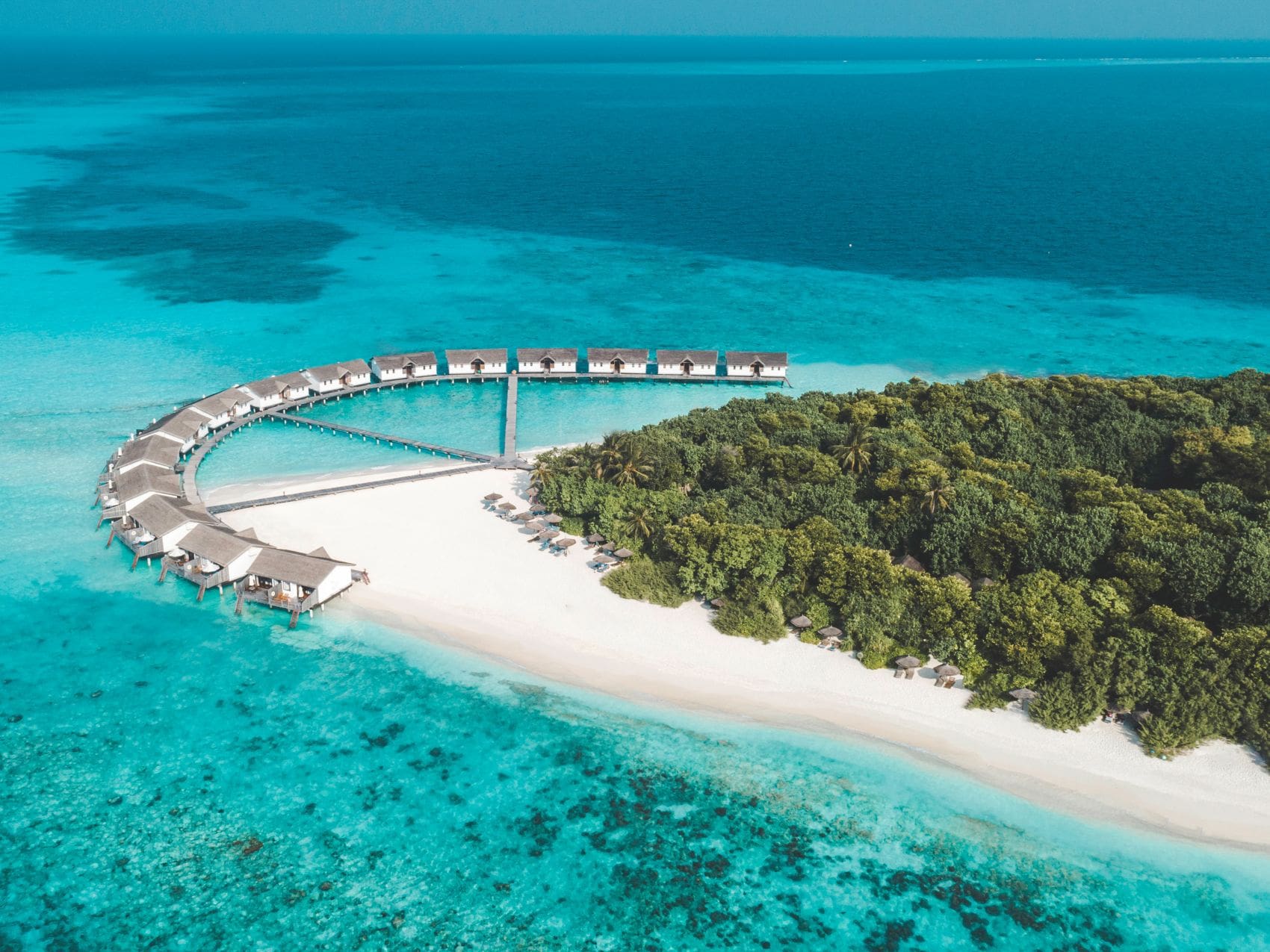 Strandvillen des Maldives Reethi Resort aus der Vogelperspektive 