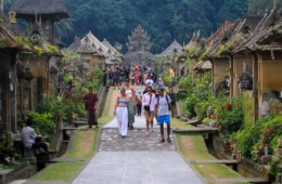 Touristen flanieren durch das Penglipuran Village auf Bali