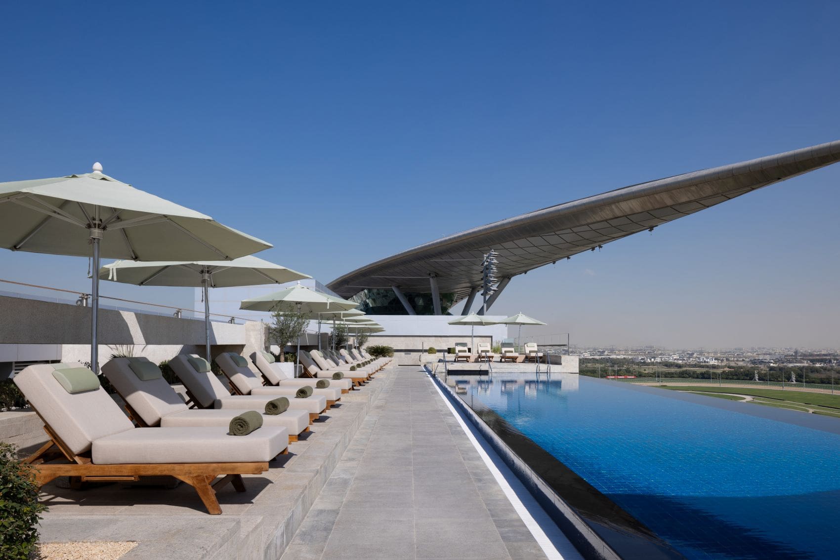 Dachterrasse mit Pool im The Meydan Hotel in Dubai