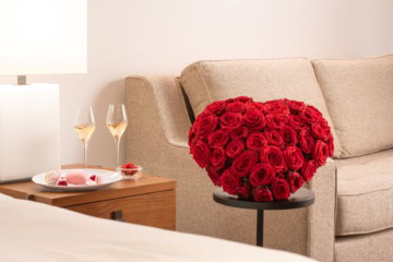 Valentinstag-Dekoration auf Zimmer im Hotel Bürgenstock