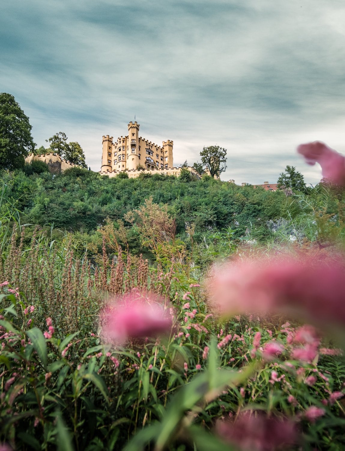 Es muss nicht Neuschwanstein sein. Das Wittelsbacherschloss ist wenig überlaufen und ebenso majestätisch