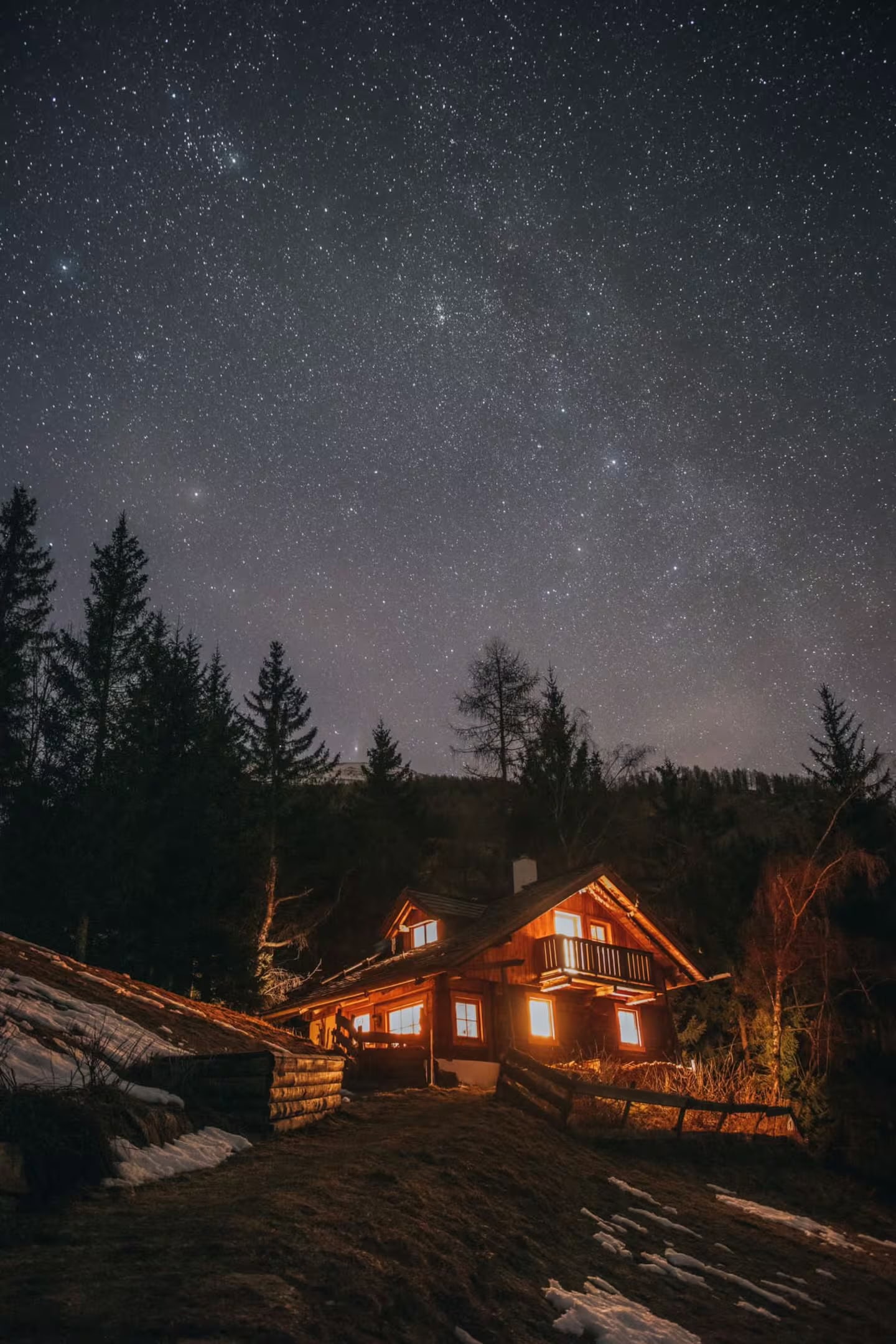 Die Alpine Lodge in Österreich bei Nacht.