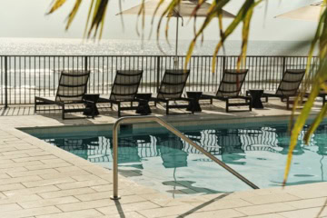 Ambros Daytona Hotel: Liegen am Pool mit Blick aufs Meer