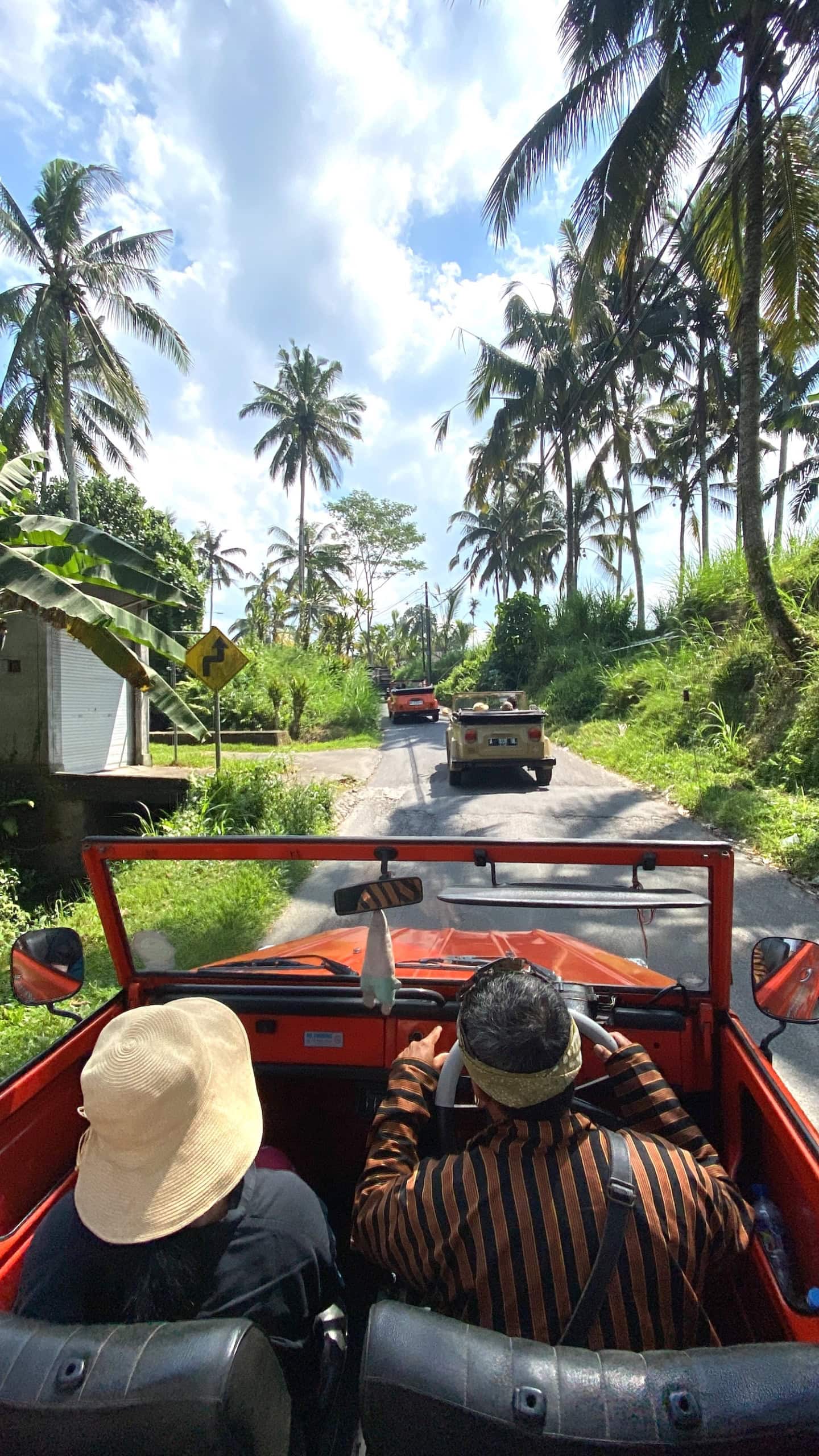 mit dem Oldtimer in den Tempel von Taro