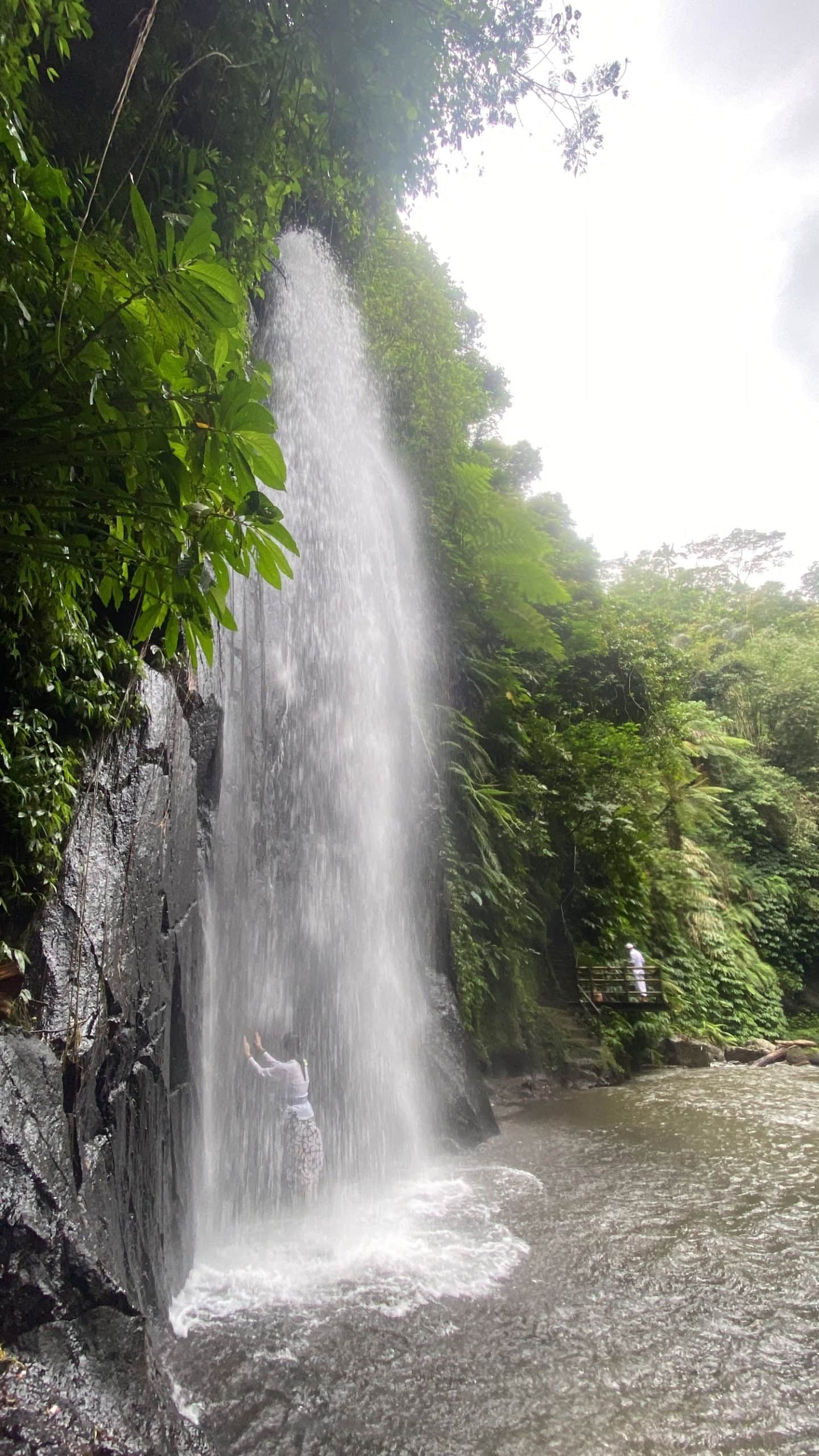 Zeremonie am Wasserfall im Buahan, a Banyan Tree Escape