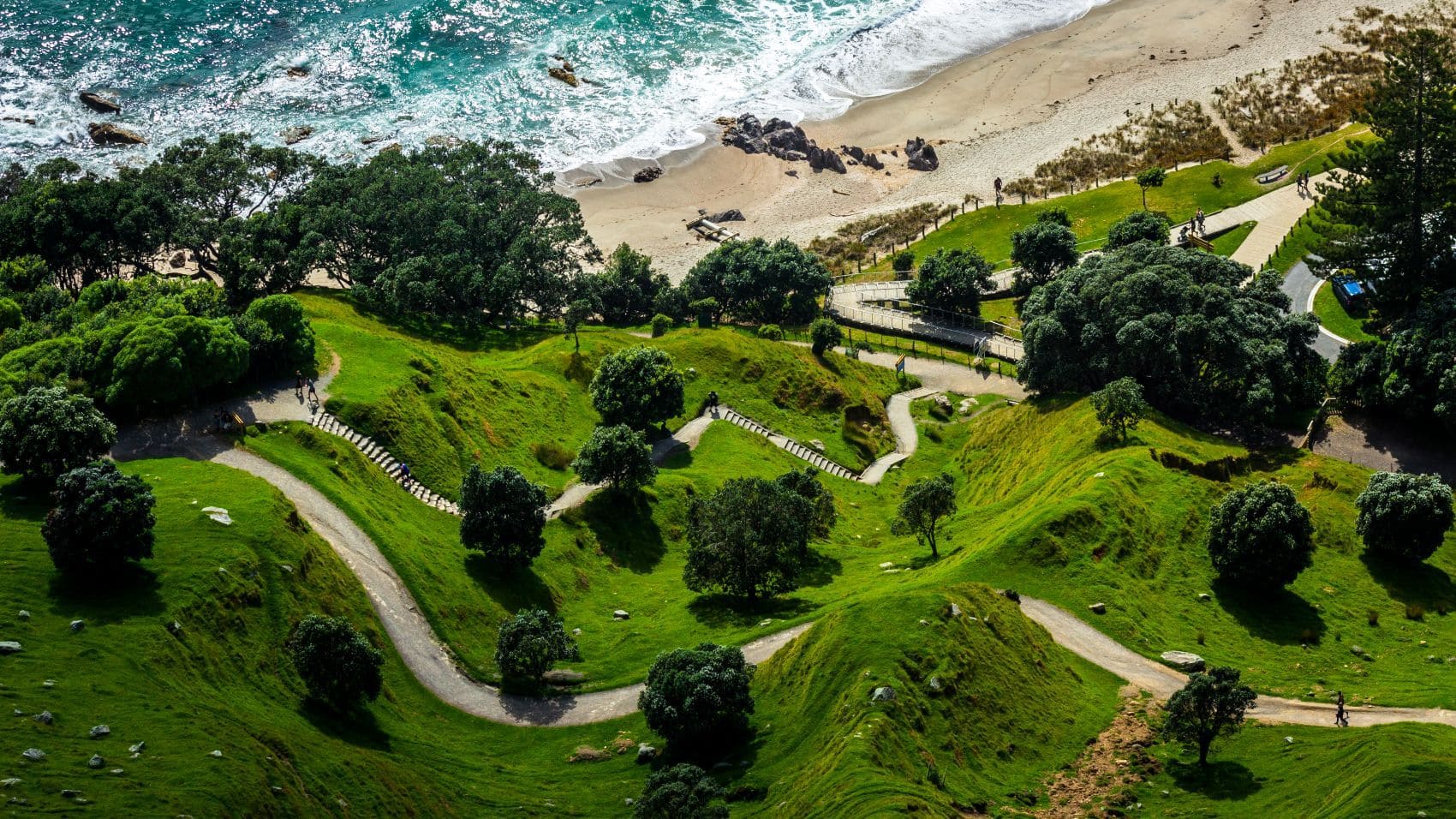 Mount Maunganui in Neuseeland mit grünen Hügeln, Küstenwegen und Blick auf den Pazifik an der Bay of Plenty