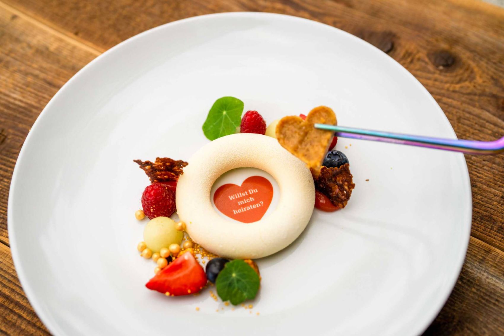 Dessert im Hotel Rübezahl mit der Aufschrift "Willst du mich heiraten?"