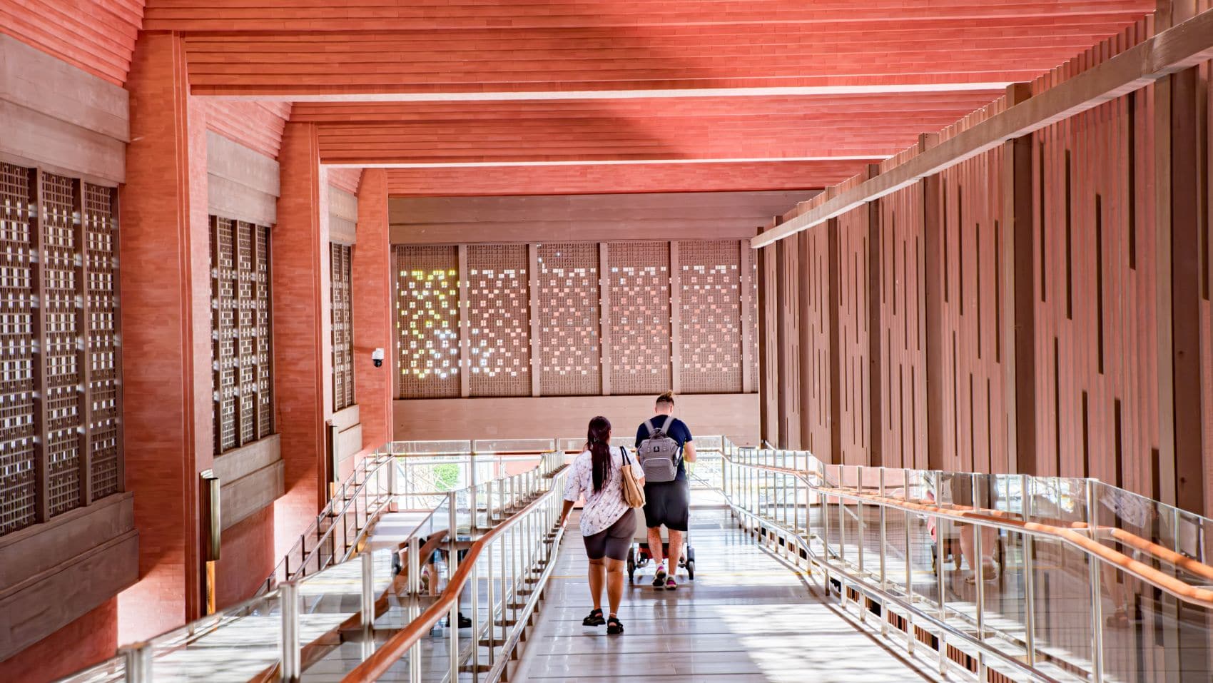 Passagiere im Inneren des Flughafens auf Bali 