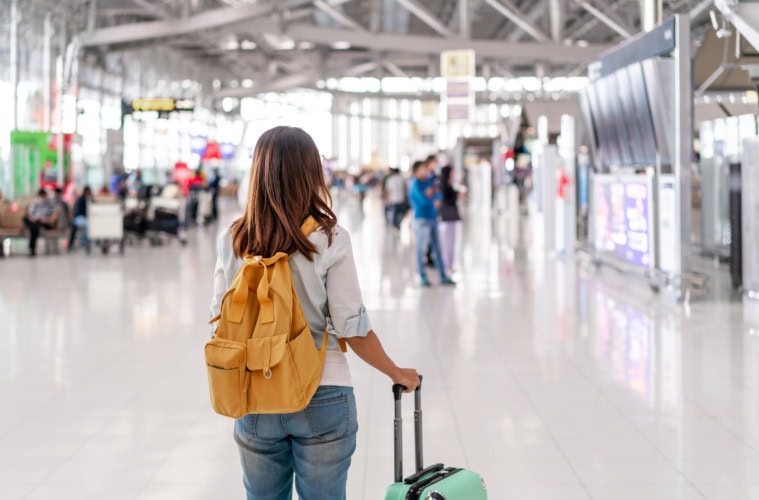 Eine Frau am Flughafen.