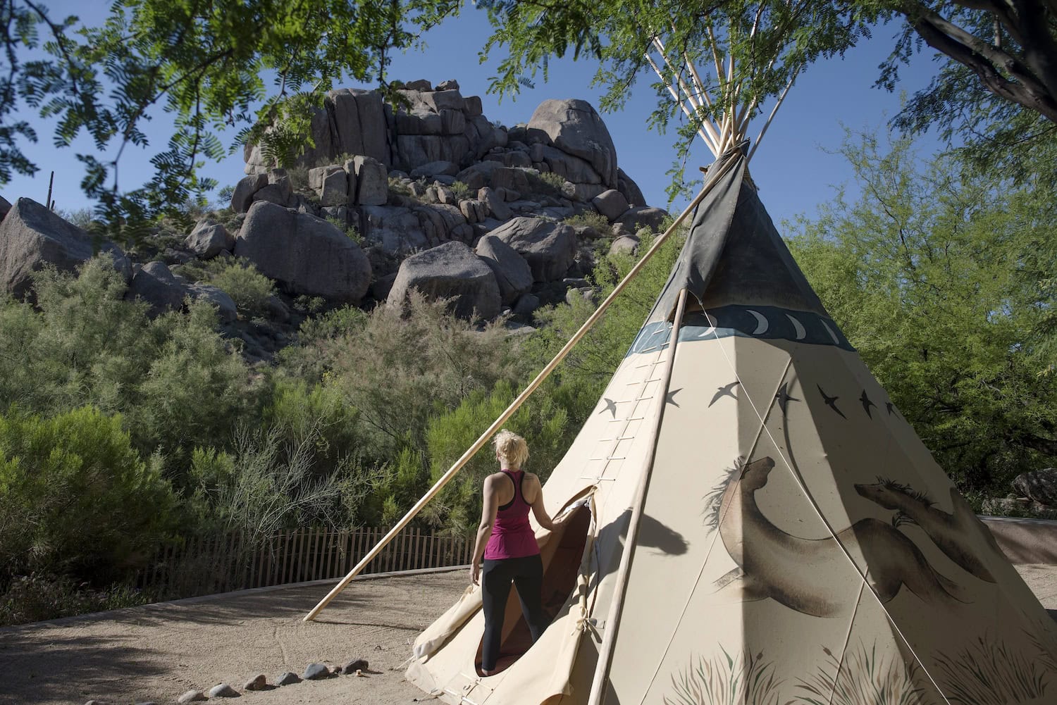 Frau steht im Tipi des The Spa at Boulders Resort and Spa Scottsdale