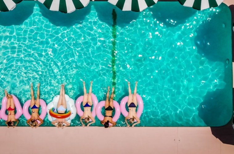 Frauen im Pool in Palm Springs aus der Luft fotografiert