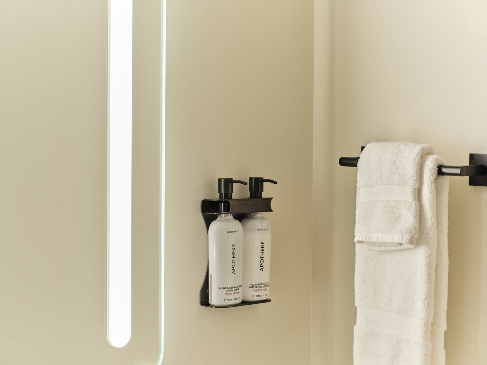 Seifenspender und Handtücher im Bad einer Suite im Ambros Daytona Hotel 