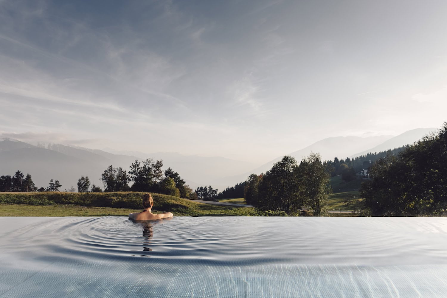 Infinitypool in den Bergen
