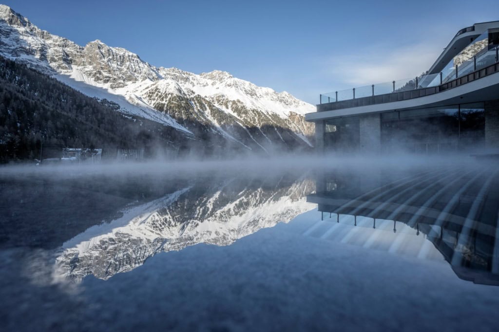 Außenpool im Winter im Hotel Post am Ortler in Sulden