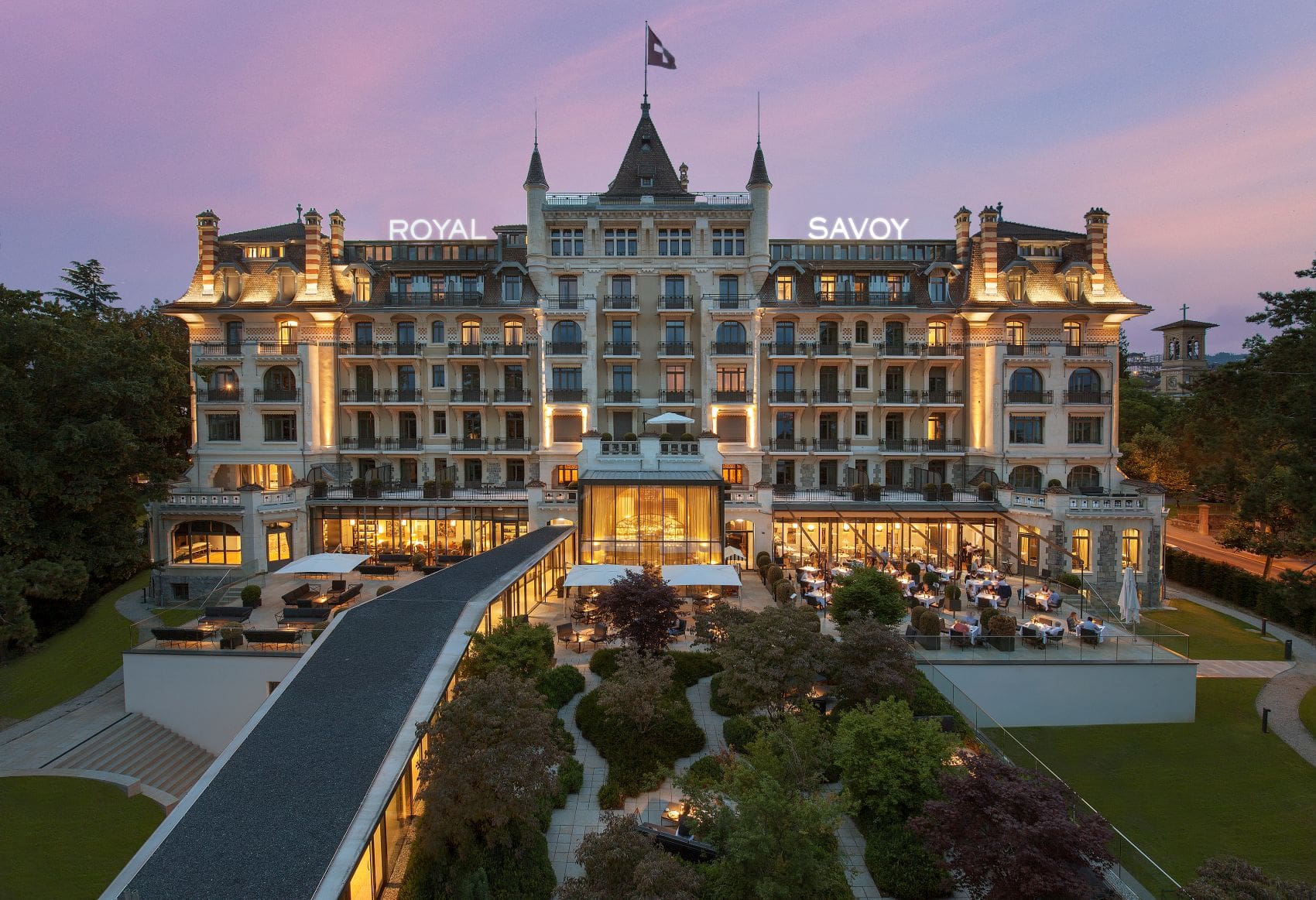 Blick auf Hotel Royal Savoy Lausanne in der Abenddämmerung
