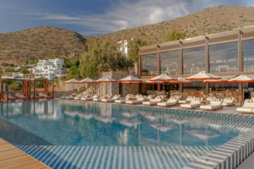 Blick auf Pool und Gebäude des Innside Elounda auf Kreta