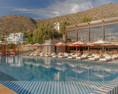 Blick auf Pool und Gebäude des Innside Elounda auf Kreta