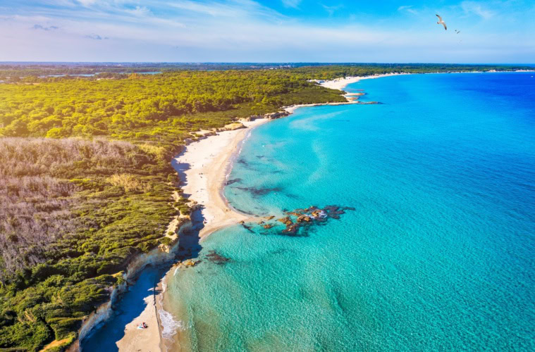 Baia da Turchi von oben, einer der schönsten Strände in Apulien