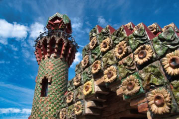 Gebäude von Gaudi in Comillas in Kantabrien in Spanien
