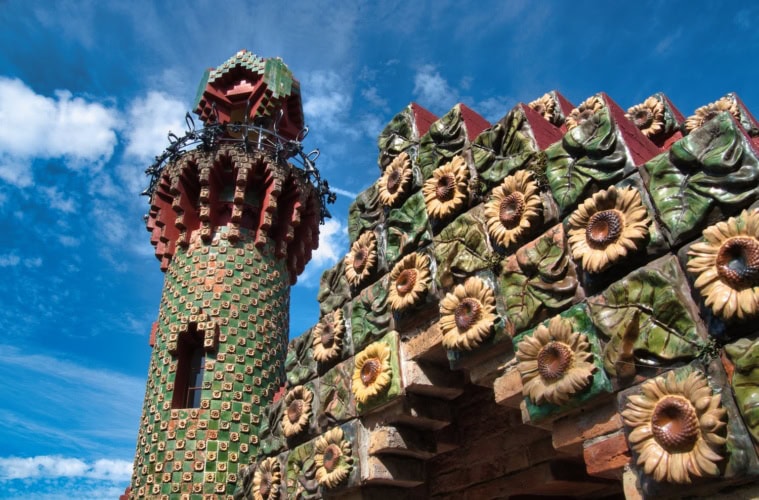 Gebäude von Gaudi in Comillas in Kantabrien in Spanien