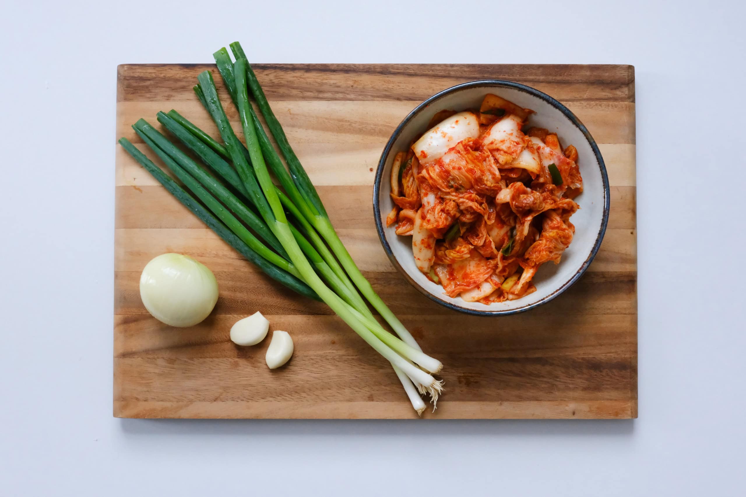 Die Zutaten für Kimchi Jjigae.