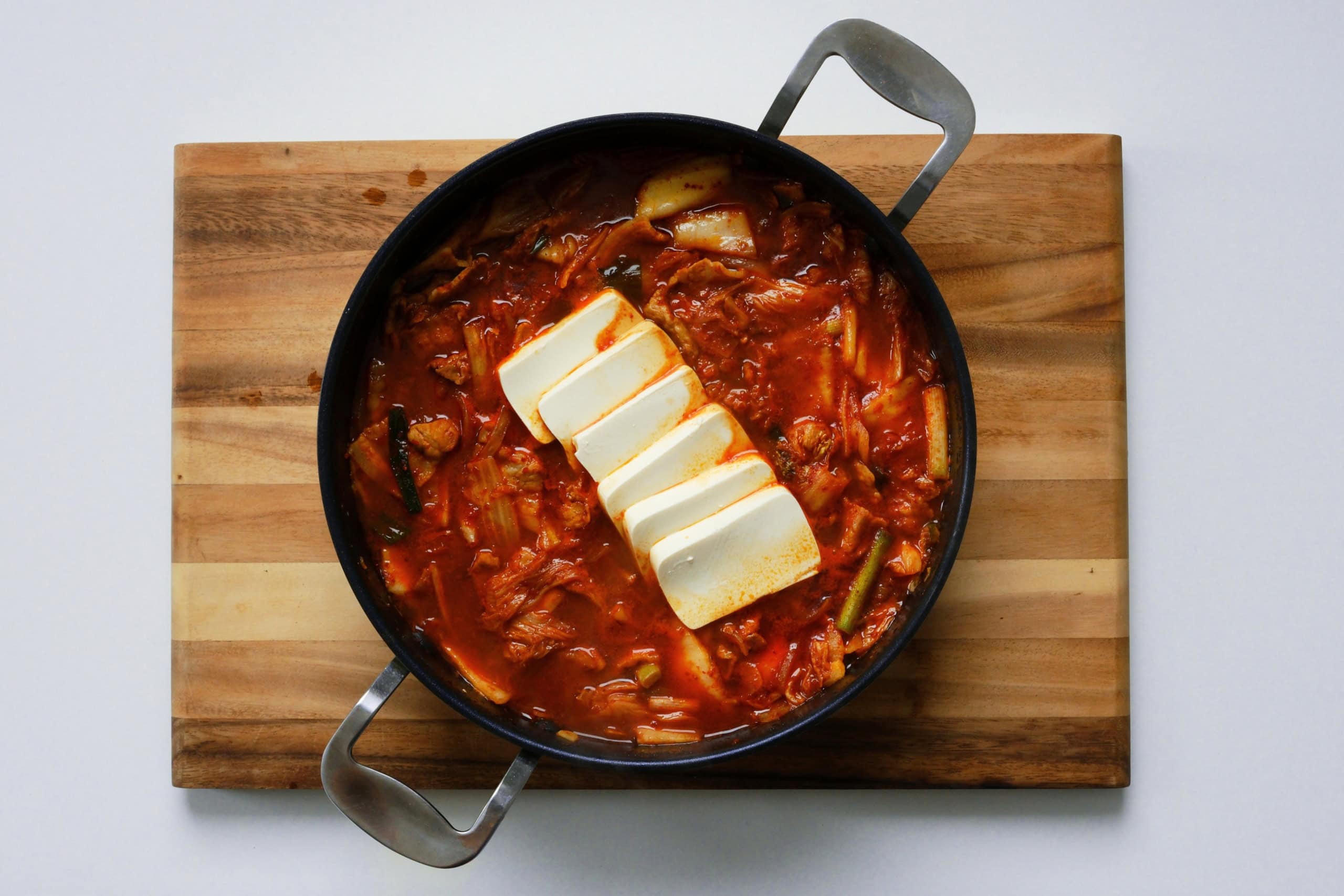 Kimchi Jjigae im Topf.