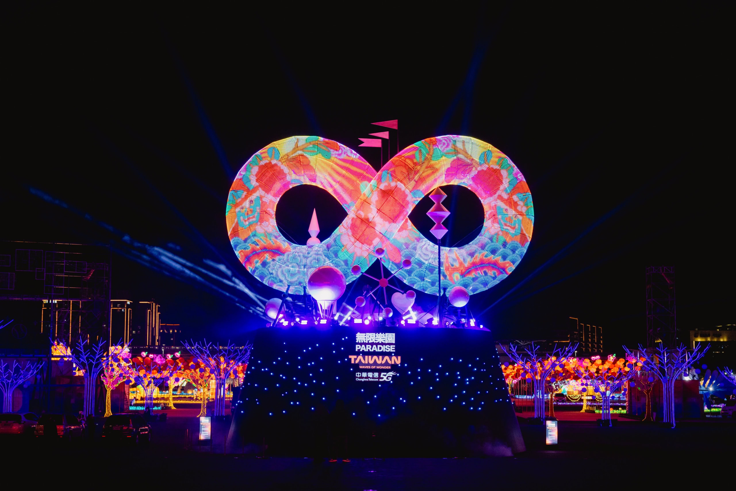 Die Hauptlaterne »Infinite Paradise«.