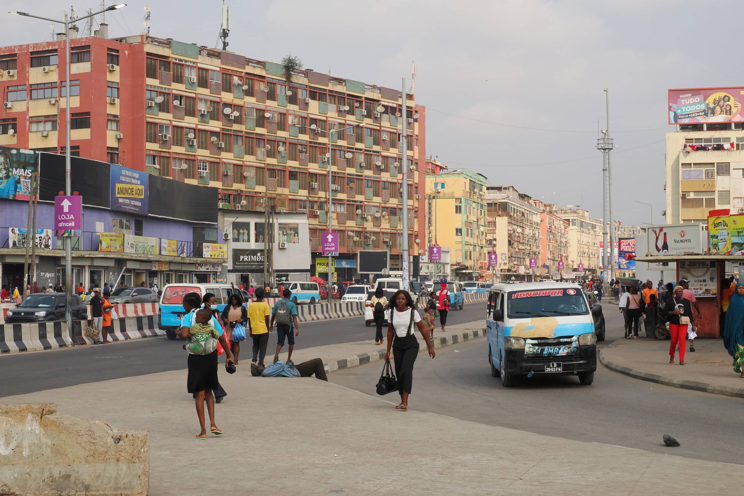 Menschen auf einer Straße in Luanda, der Hauptstadt Angolas.