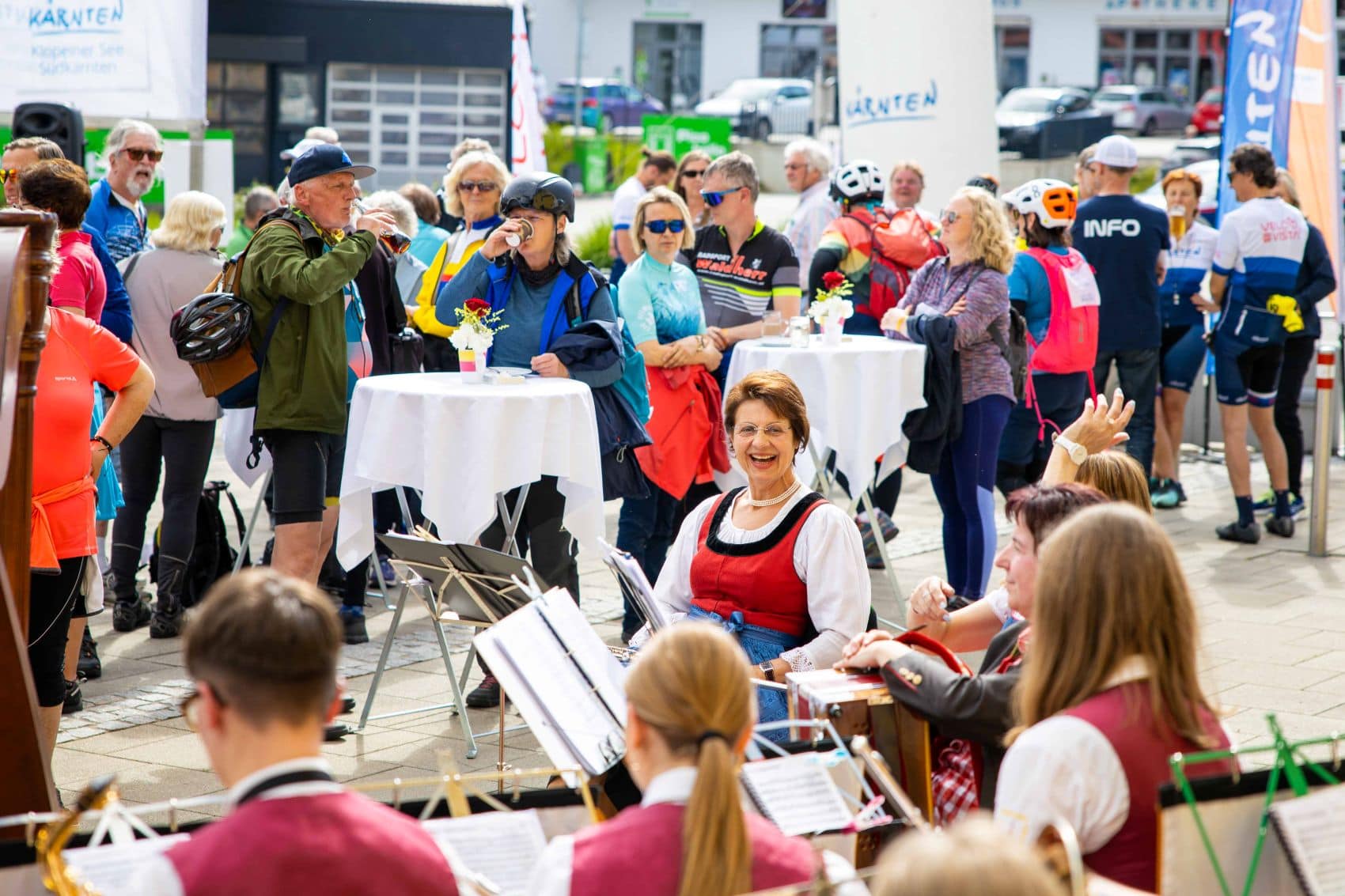 Musikkapelle und Teilnehmer während Velovista 2025 in St. Kanzian, Kärnten 