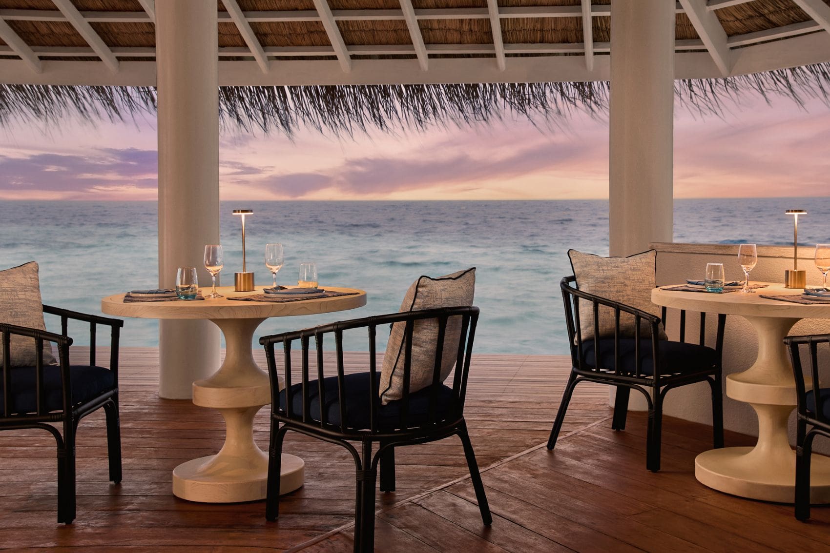 Restaurant im NH Collection Maldives Reethi Resort mit Blick aufs Meer 