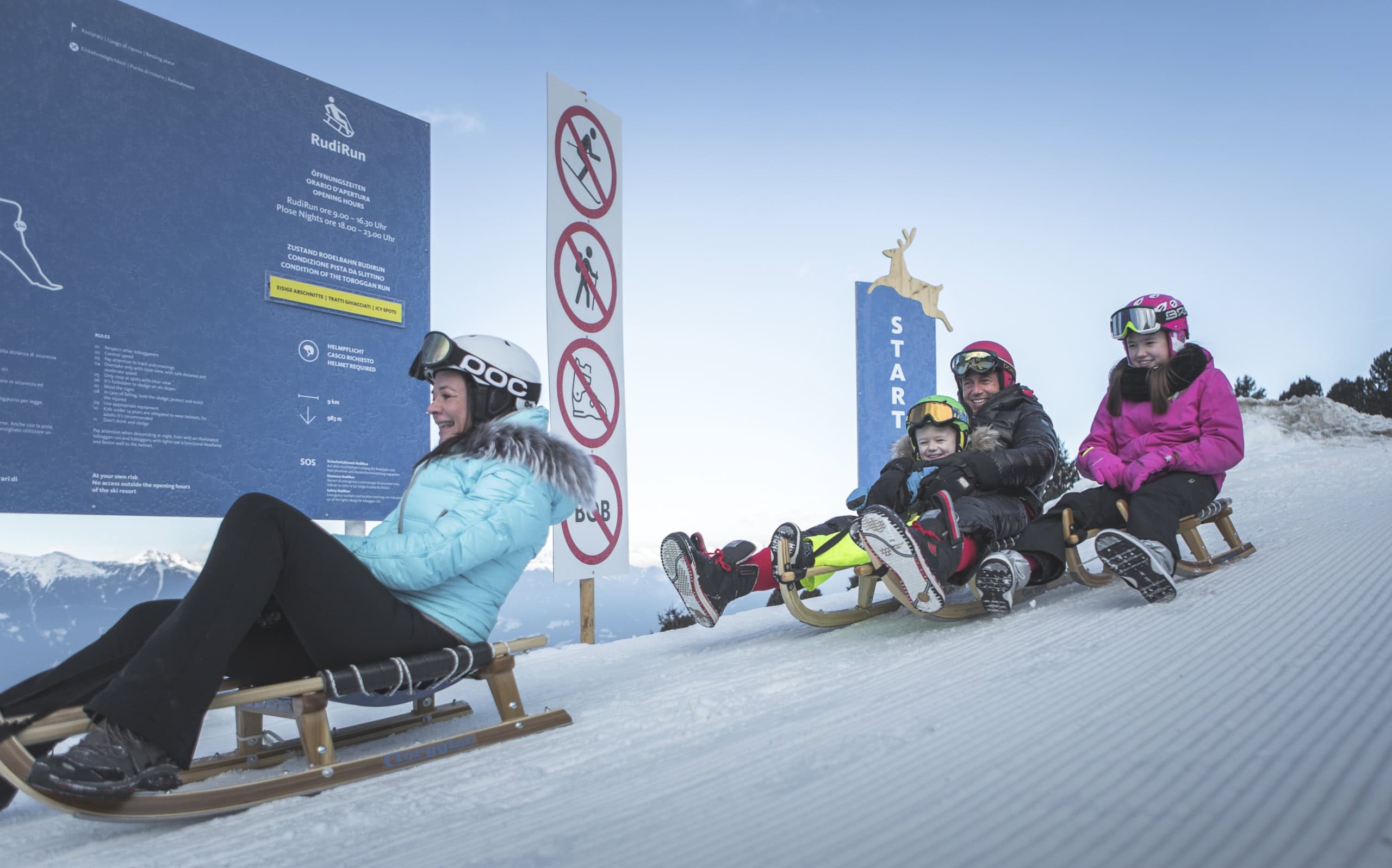 Eine Familie rodelt auf der Plose.