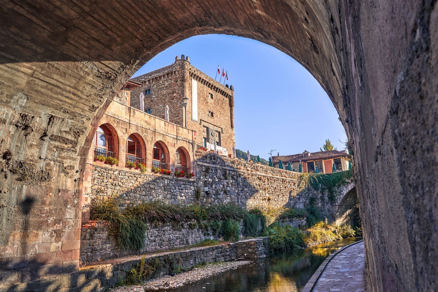 Zentrum des Dorfes Potes in Kalabrien, Blick auf Torre del Infantado 