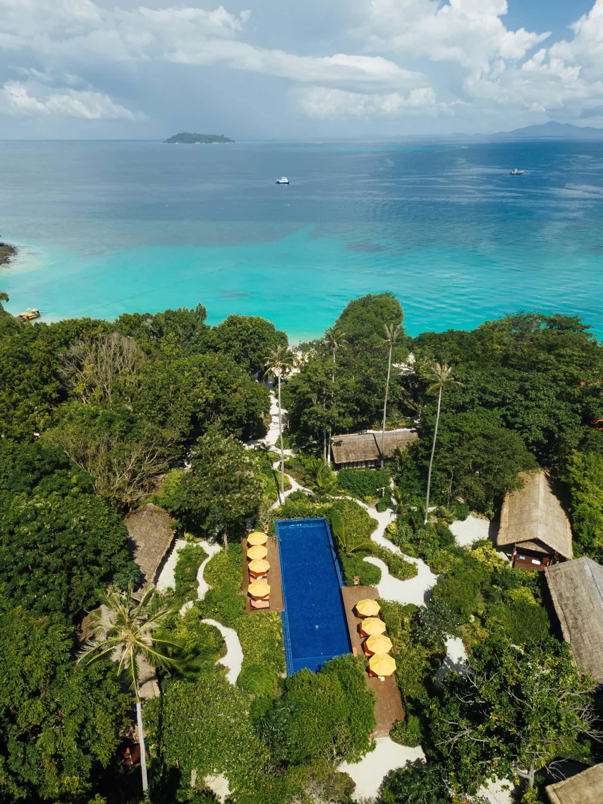 Blick von oben auf das Outrigger Phi Phi Island Resort.