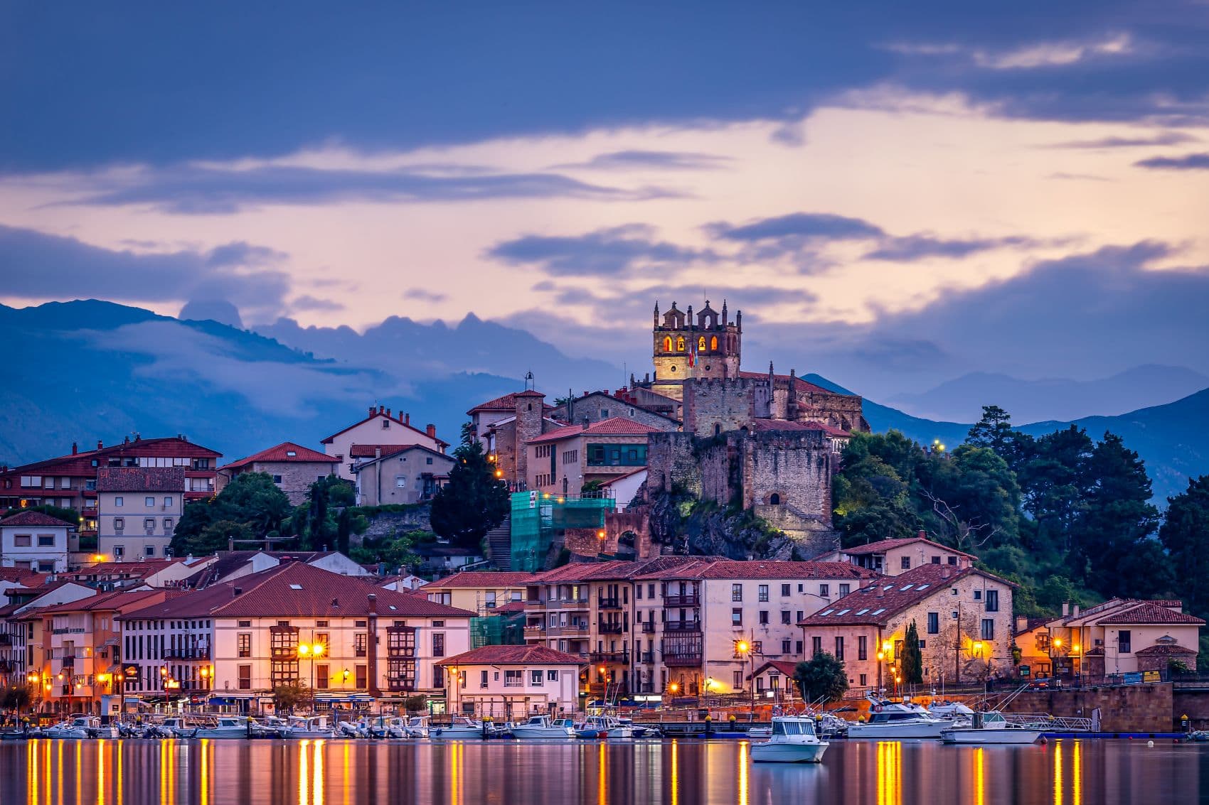 Blick am Abend vom Meer auf San Vicente de la Barquera