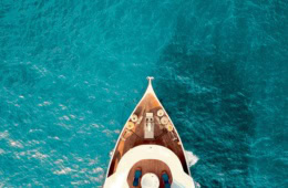 Schiffsbug von oben in türkisem Wasser