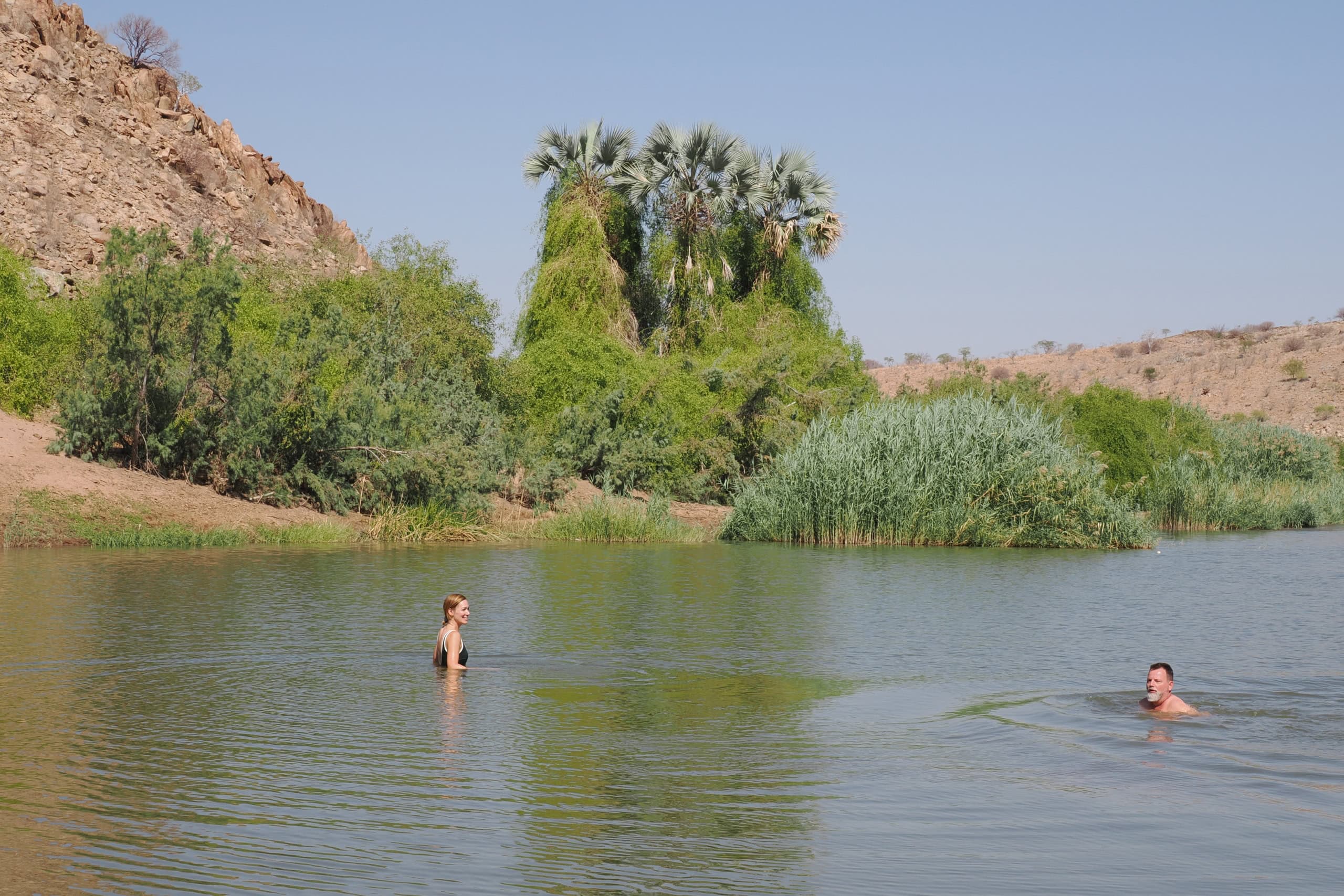 Urlaub in Angola: Ein See in der Wüste.
