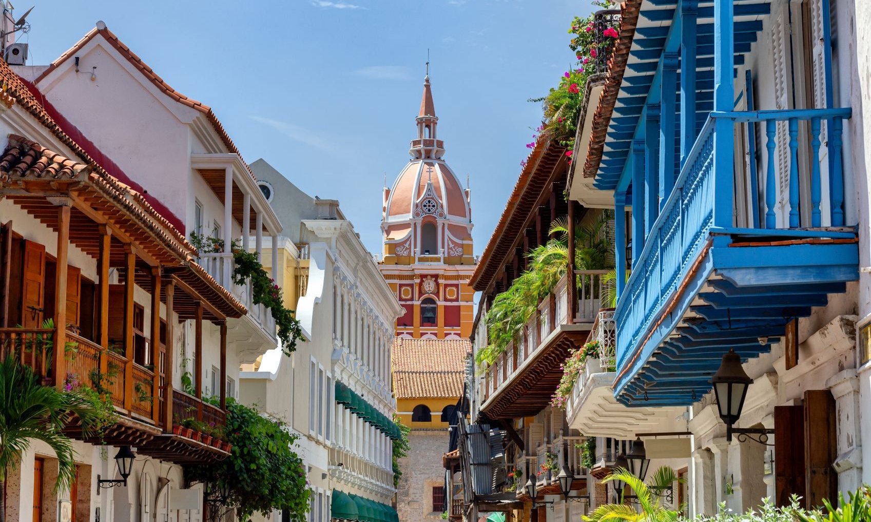 Blick auf Gebäude und Architektur in der Altstadt von Cartagena, Kolumbien 