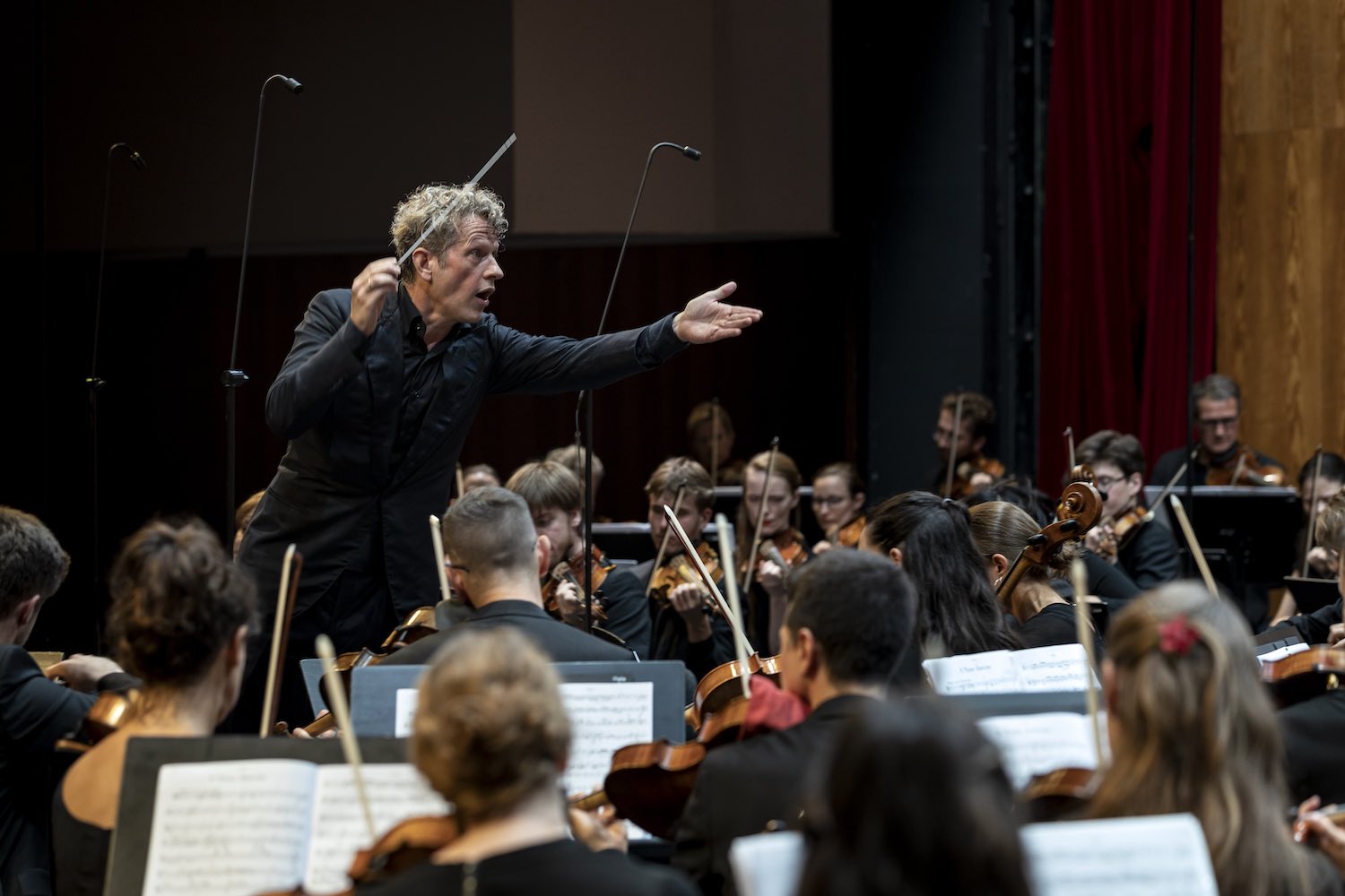 Dirigent und Orchester in Bozen