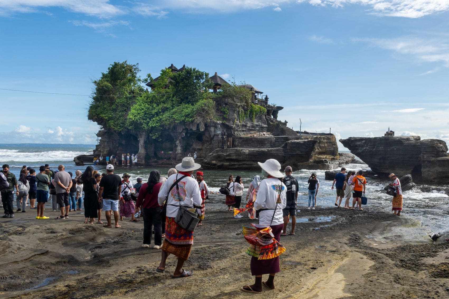 Touristenauflauf vor dem Meerestempel Pura Tanah Lot auf Bali 