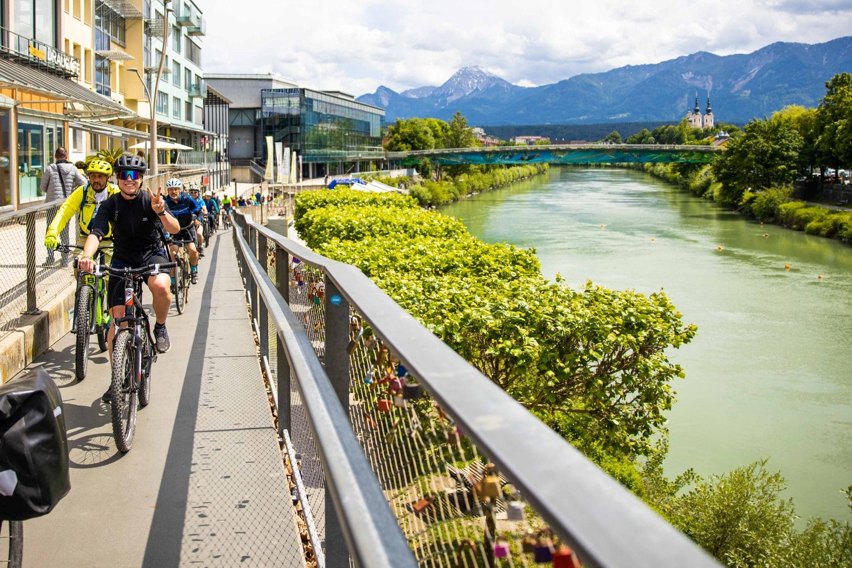 Velovista-Teilnehmer fahren entlang der Drau in Villach, Kärnten 