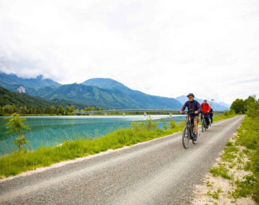 Radfahrer fahren beim Velovista-Event 2025 in Kärnten entlang eines Sees