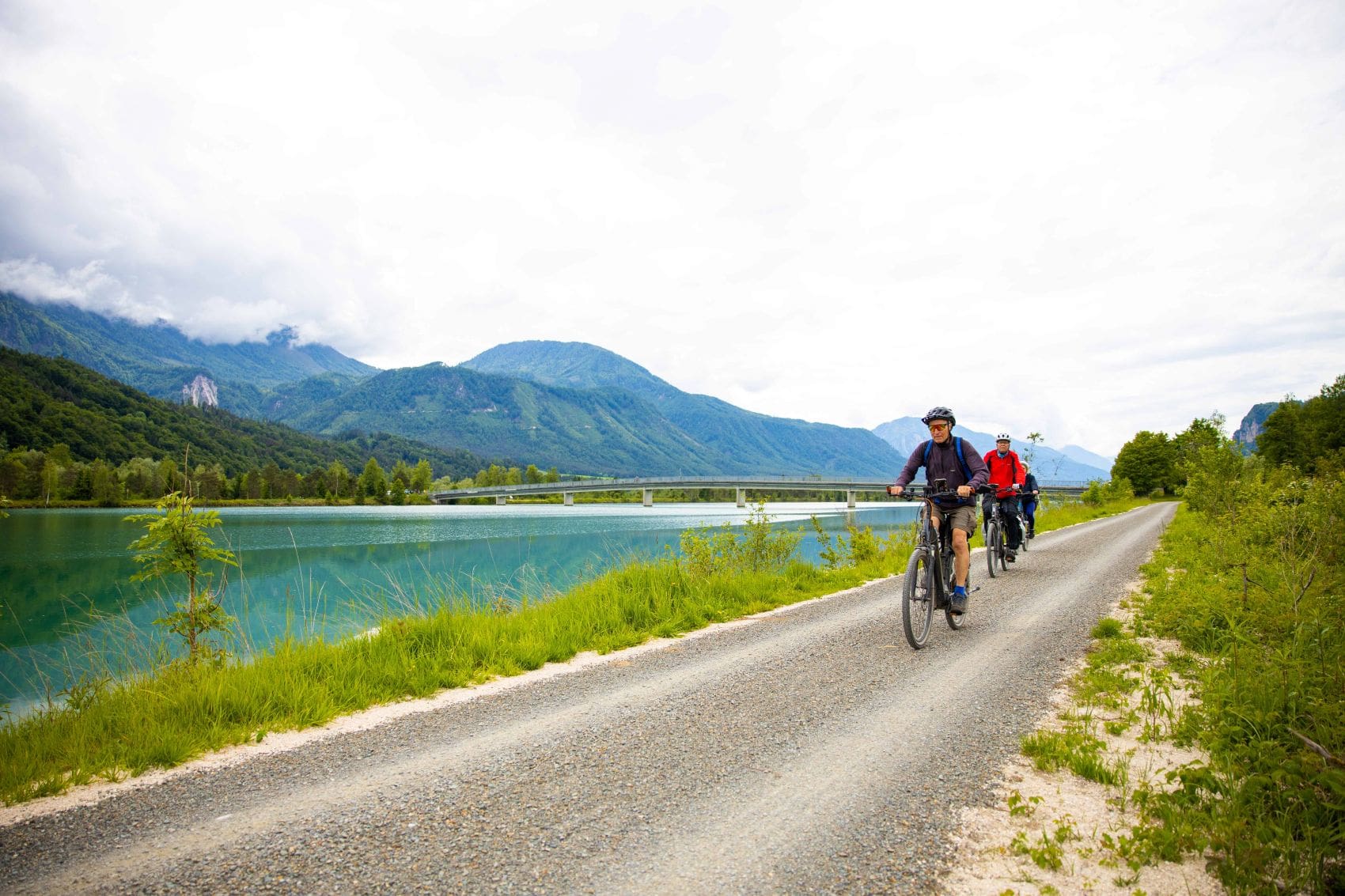 Radfahrer fahren beim Velovista-Event 2025 in Kärnten entlang eines Sees