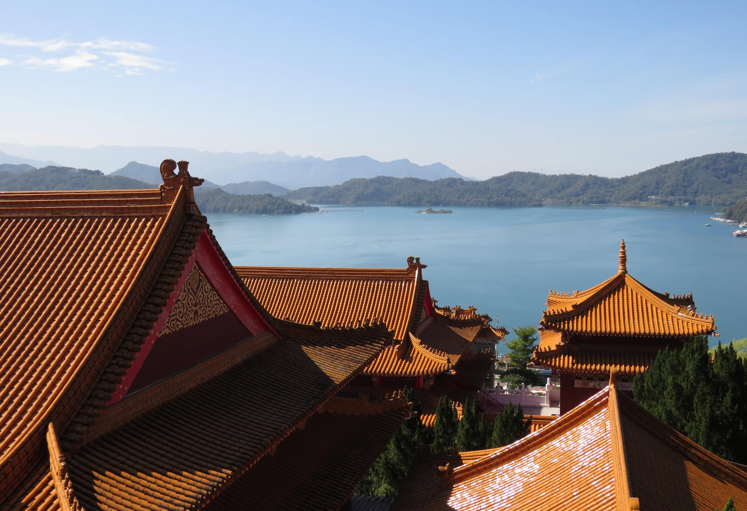 Die Dächer des Wenwu-Tempels am Sonne-Mond-See in Taiwan.
